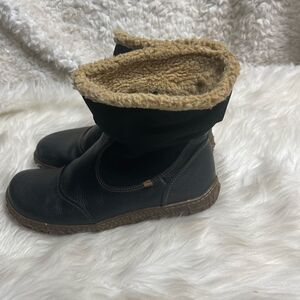 EL NATURALISTA black leather upper and a fabric lining rubber soles EURSZ40.